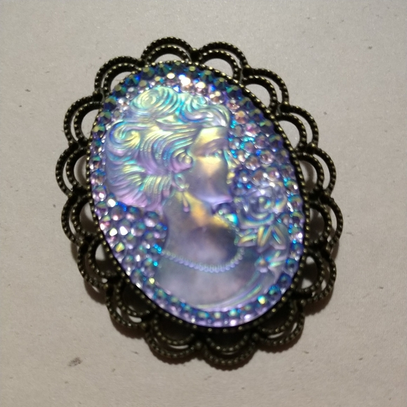 Beautiful! Vintage Bronze Tone Plastic Cameo of a Woman Brooch Pin - Picture 7 of 8